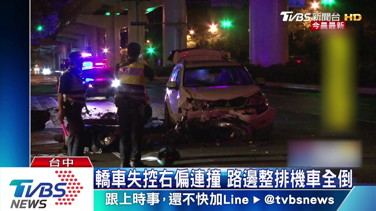 轎車失控右偏連撞　路邊整排機車全倒