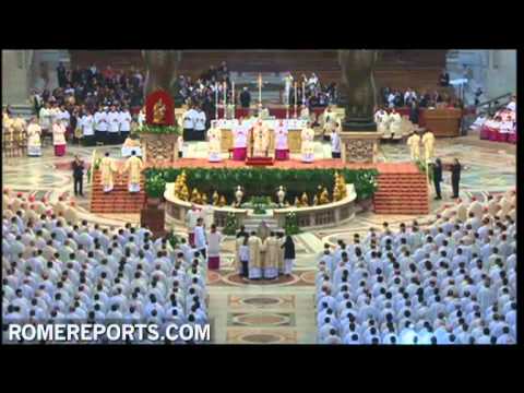 Benedict XVI blesses oils at the Chrism Mass