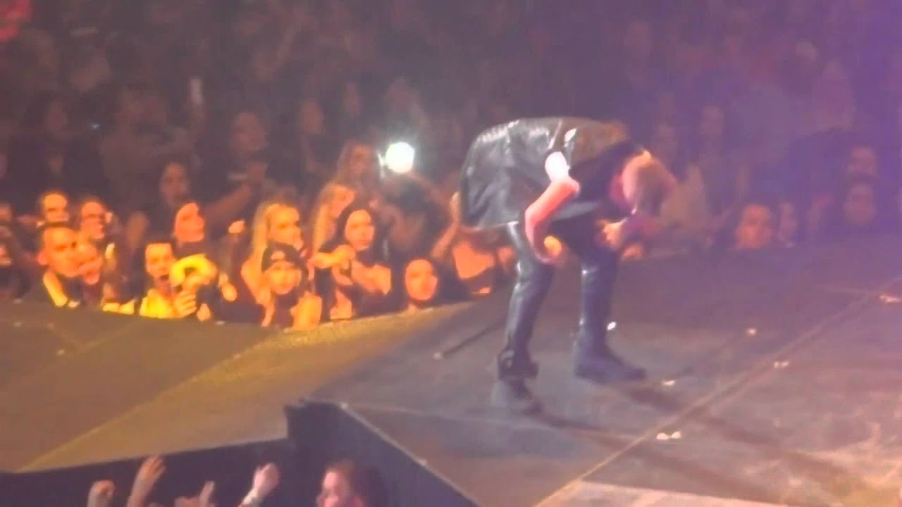 Justin Bieber Pukes on Stage - Funny Version