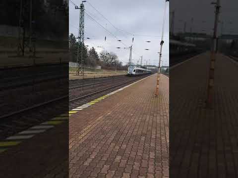 S10-es személyvonat indul felgyorsulva Győr felé