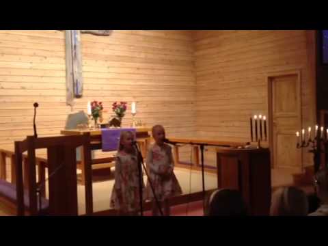 Sarah og Leah syng jula inn på Fogn