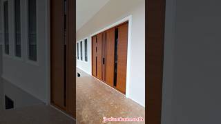 บานเลื่อนแบ่งสี่เปิดกลางแบบทึบมีช่องแสงในตัวพร้อมแปะลูกฟัก