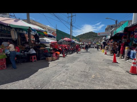 Caminando  hacia el mercado en la ciudad de Cojutepeque Cuscatlán El Salvador C A🇸🇻