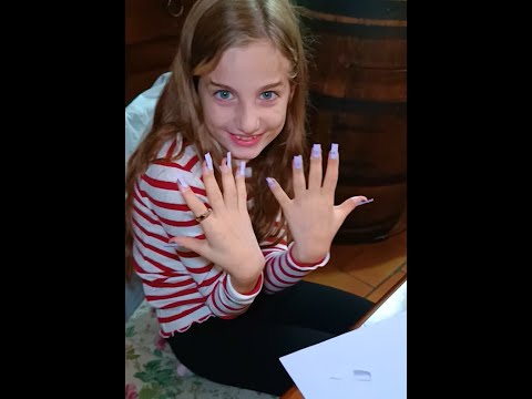 Sofi va dall'estetista per la prima volta! unghie lunghe per 24 ore! #shorts