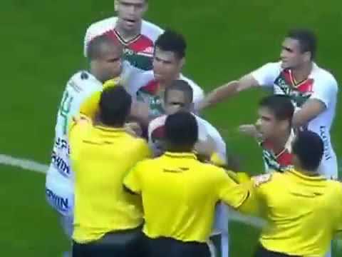 Após pênalti para o Grêmio, árbitro expulsa dois jogadores da Portuguesa - 2013