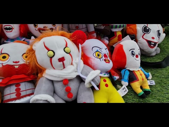 Vídeo relacionado con Kidrobot Peluche Kidrobot Pennywise, Muñeco de peluche IT, Juguete coleccionable para adultos, 20 cm Figura Felpa para halloween, regalos y coleccionista