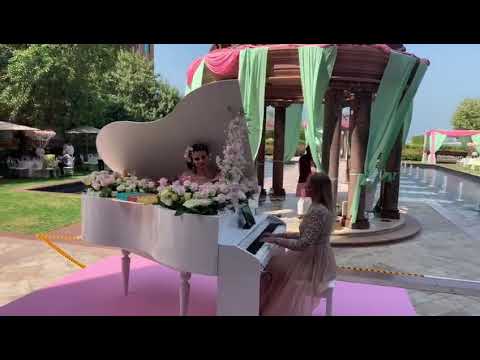 Pianist with contortionist (Premium act)