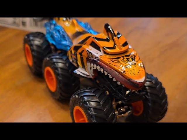 Vídeo relacionado con Hot Wheels Monster Trucks Tiger Shark Monster Truck de Gran tamaño, camión de Juguete metálico a Escala 1:24 con Ruedas Gigantes y diseños chulos, JDR02