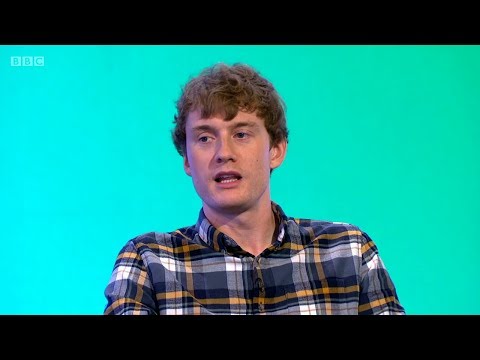 Strávil James Acaster noc ve křoví?