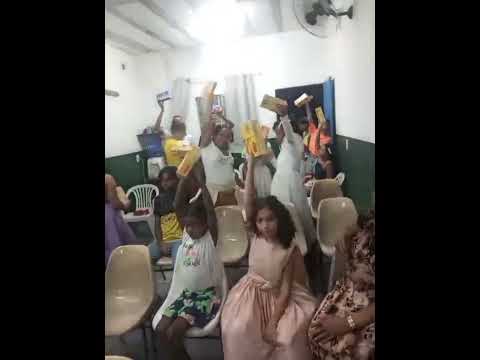 festa da pascoa entrega de caixas de bombom  pela Ong Vivais