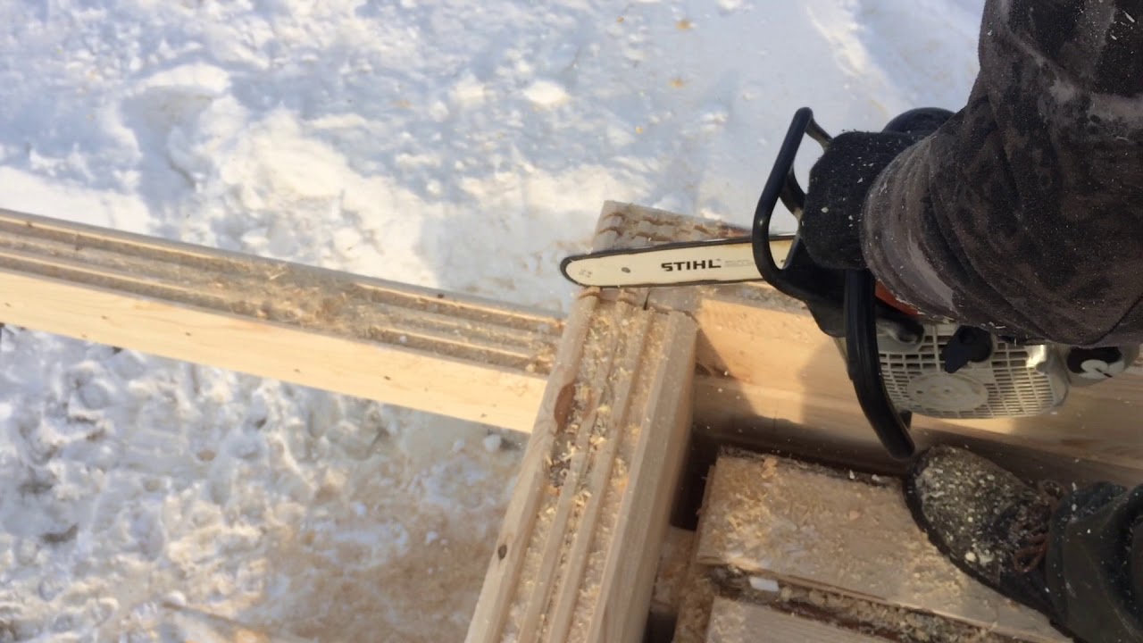 Опиливание угла и пропил паза для более плотного соединения на профилированном брусе