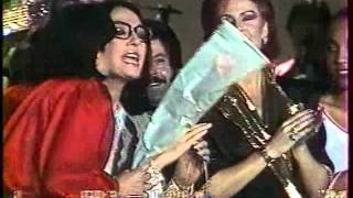 Nana Moskouri, Frida and other guests singing &quot;Chanter la Vie&quot; (1984)