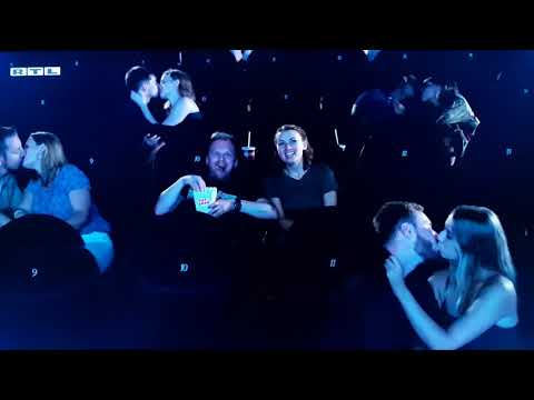 Schmitz and Family-als knutschendes Paar