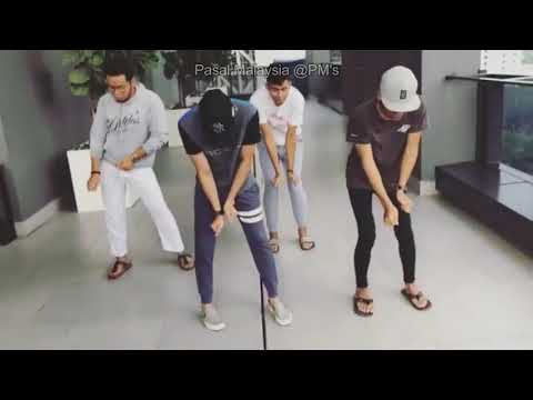 Ismail Izzani And The Gangs Do A PANAMA DANCE