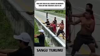Download lagu These truck drivers were willing to stop to help another truck that overturned on the toll road #... mp3