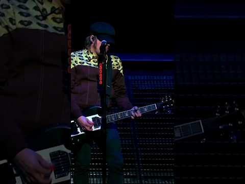 Patrick stump singing i write sins not tragedies #fob #falloutboy #petewentz #patrickstump