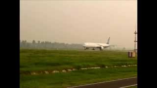 preview picture of video 'Boeing 777-300 Hajj Flight 2014 Medan Departure'