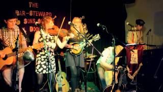 Tripping Up the Stairs and The Stool of Repentance (Live) - Folkus