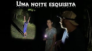Ele saiu para o mato com sua família em meio a noite 