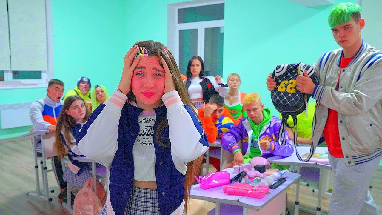 Rozpakowywanie torby Diny i popularnych dziewczyn😀 Sekret i fajny nauczyciel. Zabawne historie