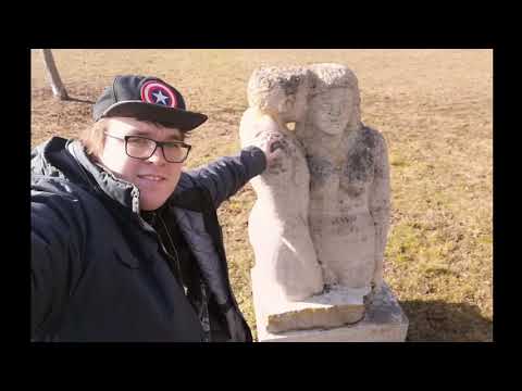 Mehrere schöne coole FKK Steinkunstwerkfiguren im Gerbrunn neben den Friedhof zu sehen