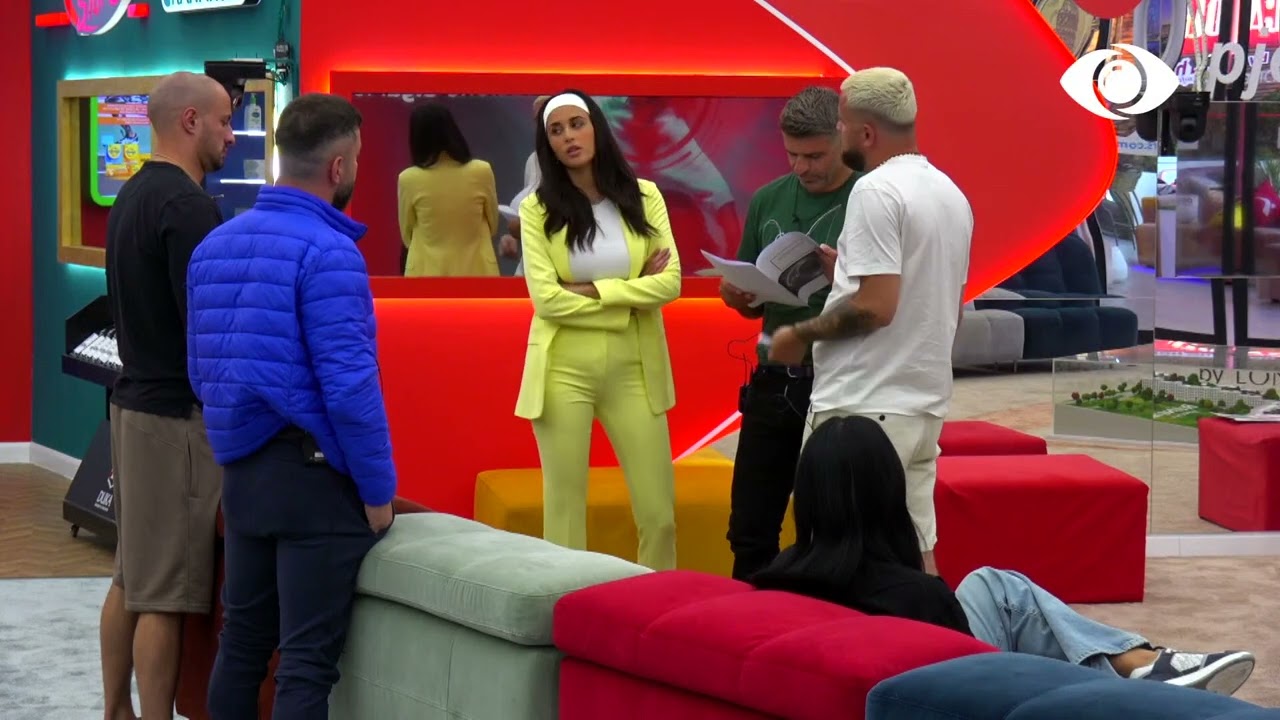 Jori në rolin e avokates, diskuton detyrat e saj