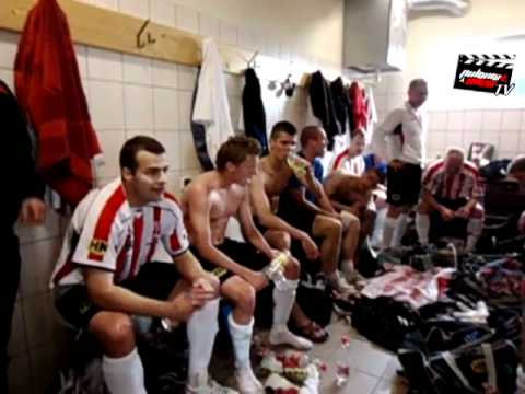 Radość piłkarzy Polonii Bydgoszcz z awansu do IV ligi - O BELINO!