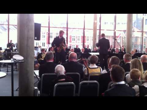 Att angöra en brygga, played by Jørgen Karlsen and the Norwegian Navy Band