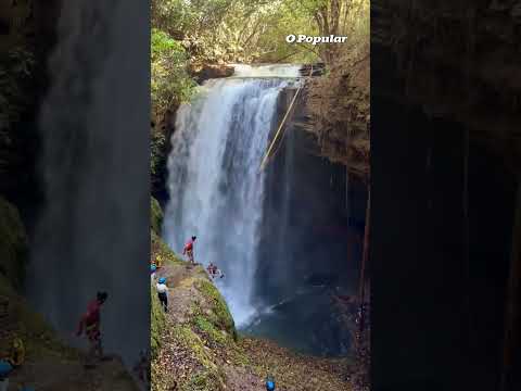 Cachoeira de 20 metros escondida dentro de caverna chama atenção em Goiás