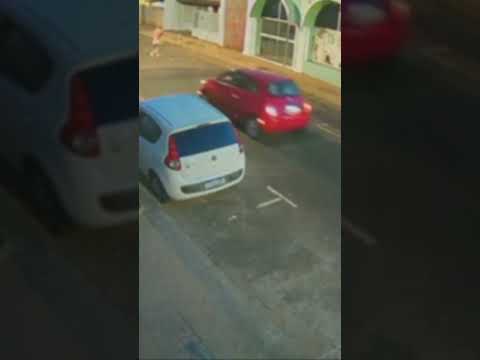 Família cobra internação compulsória de homem que correu atrás de mulher no centro de Pirassununga