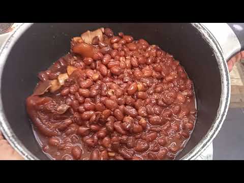 haricot brun avec jarret de porc fumer et viande de bœuf