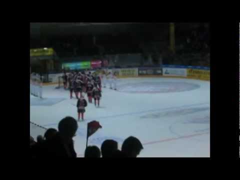 Voiton jälkeistä fiilistelyä ottelussa JYP-Tappara 20.9.2003
