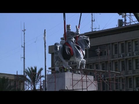 Estátua do primeiro presidente da Tunísia, Bourguiba, volta para casa