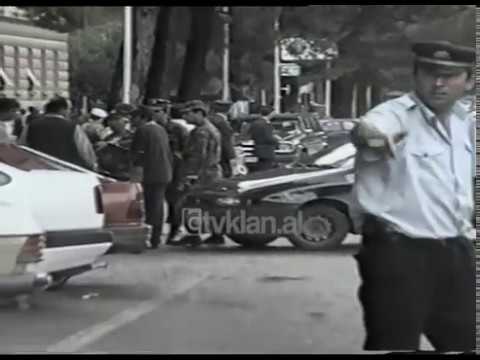 Lajme Arkiva - Ushtari-Roje i kryeministrit Nano qëllon për vdekje kalimtaren (24 Shtator 1998)