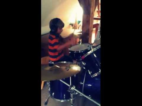 7 Jähriger spielt Schlagzeug