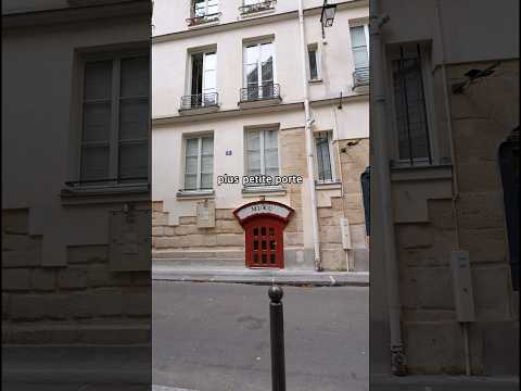Il y a quoi derrière la plus petite porte de Paris ?