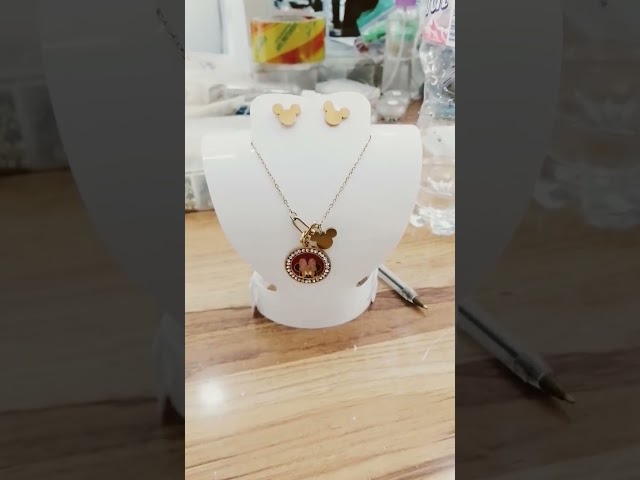 Vídeo relacionado con Disney Minnie Pendientes para niña de acero inoxidable, talla única, Joyas Disney