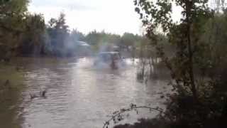 preview picture of video 'Traversée d'un étang très boueux en Toyota Land Cruiser HZJ 73 Australien'