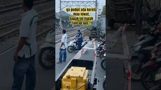 Download lagu ga peduli ada kereta mau lewat,bapak ini malahtancap gas !! #kereta #viralshort mp3