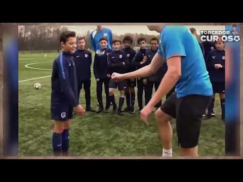 Crianças talentosas jogando futebol ⚽ gol e drible