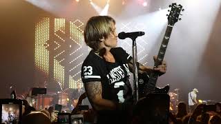 KEITH URBAN LIVE C2C Kiss a girl &amp; Who Wouldn&#39;t Wanna Be Me Afas Live