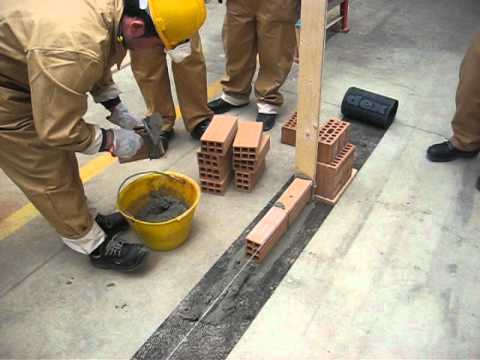 4 c. Realizzare un  muretto di mattoni forati - Making a small hollow brick wall 2.avi