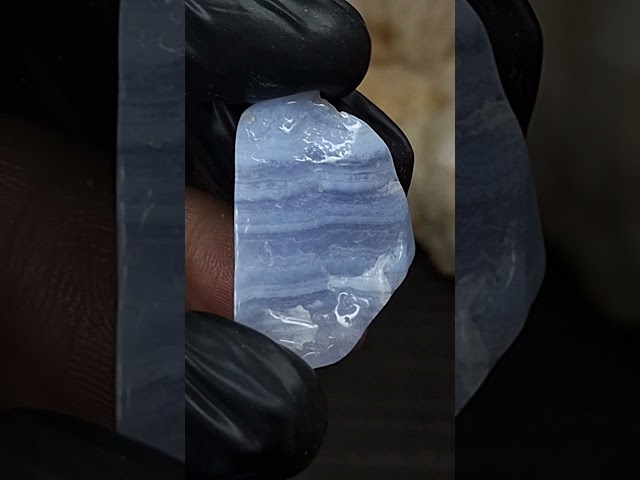 حجر عقيق ازرق سماوي خام تحفة للاقتناء او الاهداء