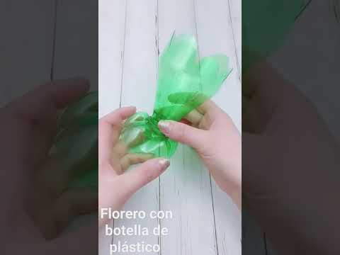 florero con botellas de plástico