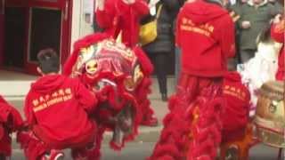preview picture of video '[NOUVEL AN CHINOIS 2013] Danse des lions chinois, Restaurant le  Bon Accueil '