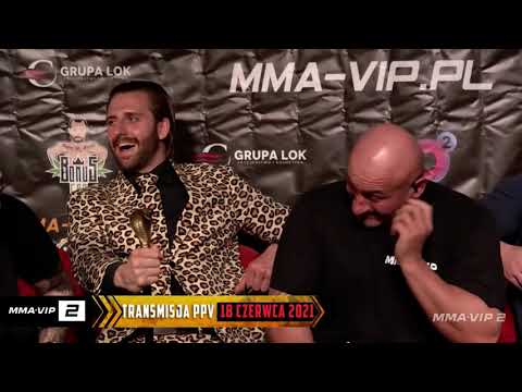 MMA-VIP GALA NAJMANA - PSYCHOTROP POKAZUJĘ ZDJĘCIE KOPYTA RYŚKA SZCZENY PODCZAS KONFERENCJI