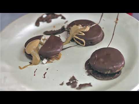 Biscoito de Arroz com cobertura de chocolate e recheio de pasta de amendoim.