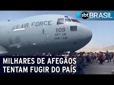 Milhares de afegãos tentam fugir após volta do Talibã ao poder | SBT Brasil (16/08/21)