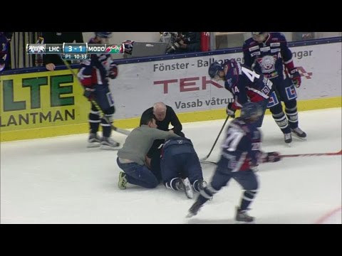 Här tacklas Sörensen illa - får hjälpas av isen - TV4 Sport