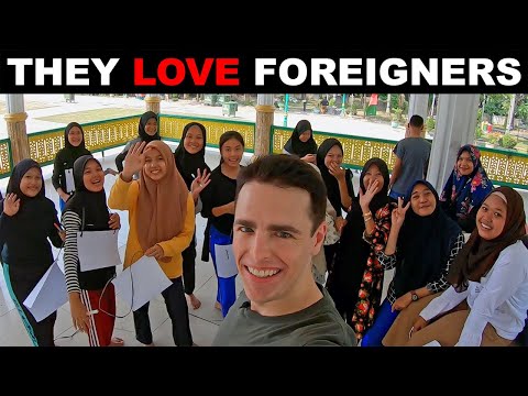 Foreigner Explores Sumatra's Big City 🇮🇩